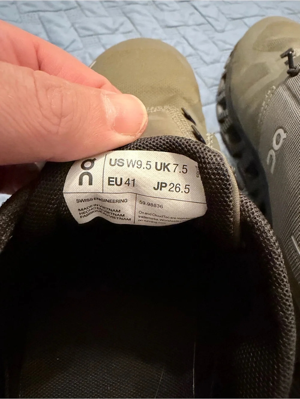 On Cloud Waterproof Sneakers Womens Size 9, like new